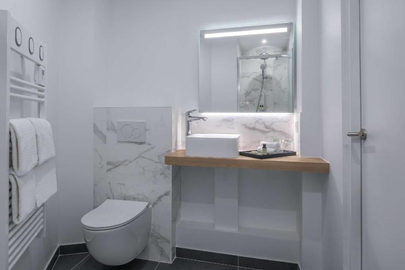 Deluxe King Room with City View image 4