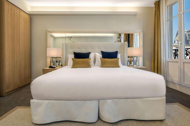 Junior King Suite with City View image 4