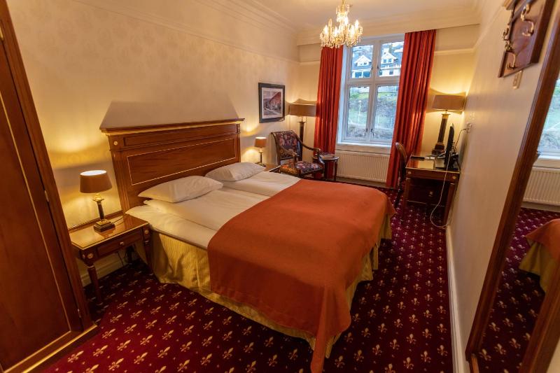 Standard doubleroom with railway view image 4