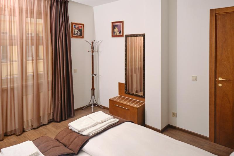Standard Twin Room image 4