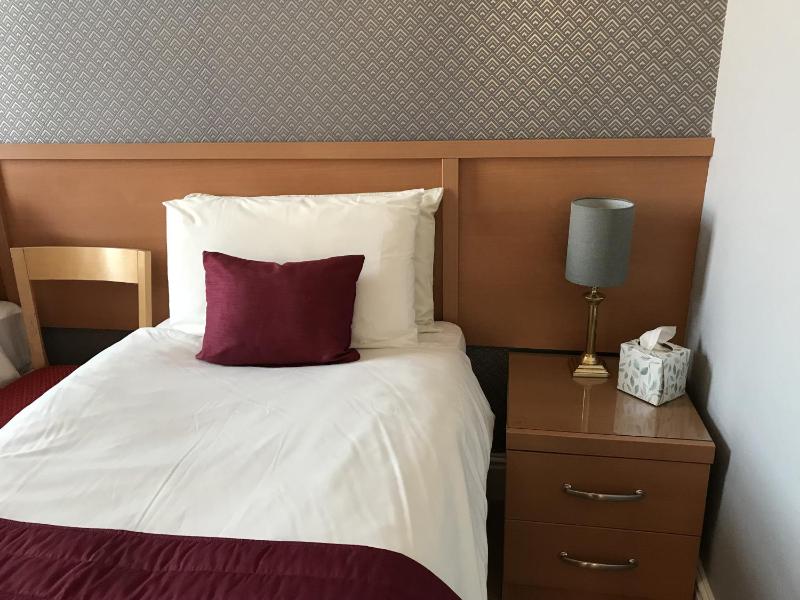 Twin Room with Private Bathroom image 4