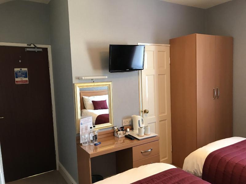 Twin Room with Private Bathroom image 2
