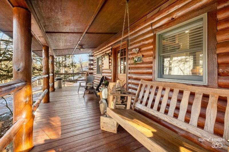 Whitetail One-Bedroom Cottage with Spa Bath – Forest View image 4