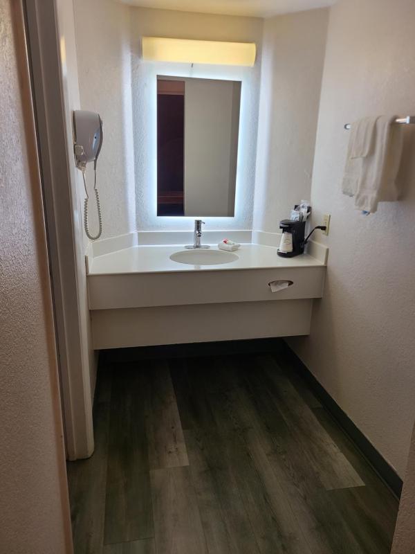 Deluxe King Room image 4