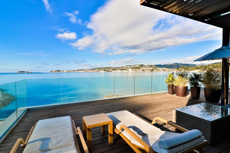 Deluxe Double Room with Sea View image 2