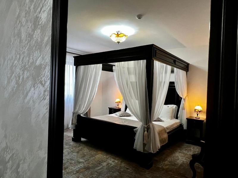 Deluxe King Room image 3