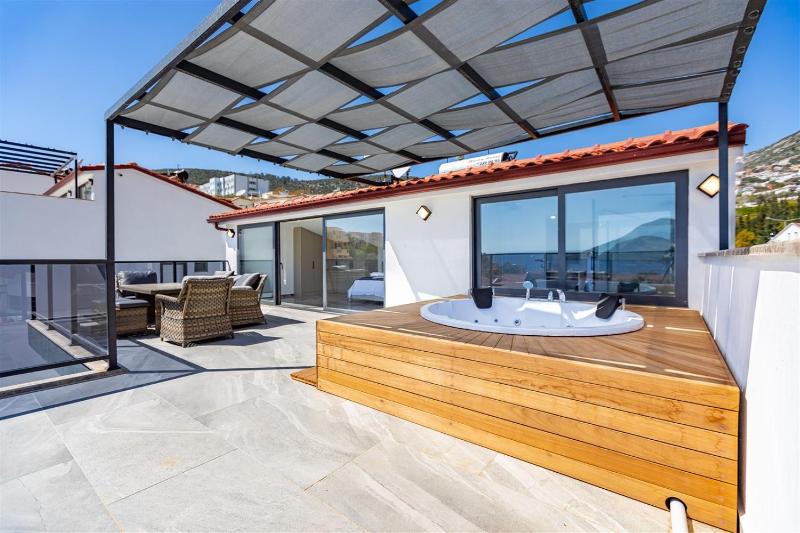 Villa Kamile Sultan Deniz manzaralı jakuzili villa - image 16
