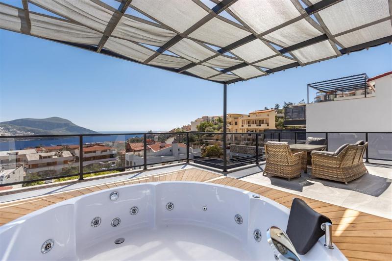 Villa Kamile Sultan Deniz manzaralı jakuzili villa - image 39