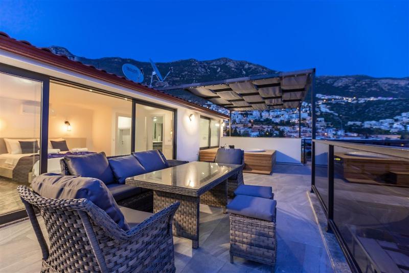Villa Kamile Sultan Deniz manzaralı jakuzili villa - image 28