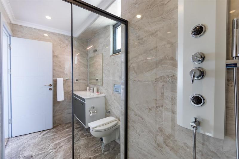 Villa Kamile Sultan Deniz manzaralı jakuzili villa - image 36