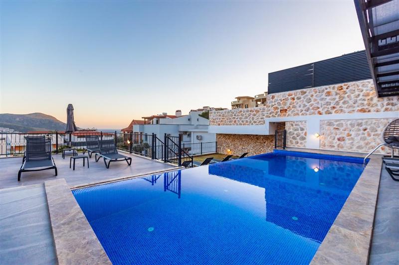 Villa Kamile Sultan Deniz manzaralı jakuzili villa - image 15