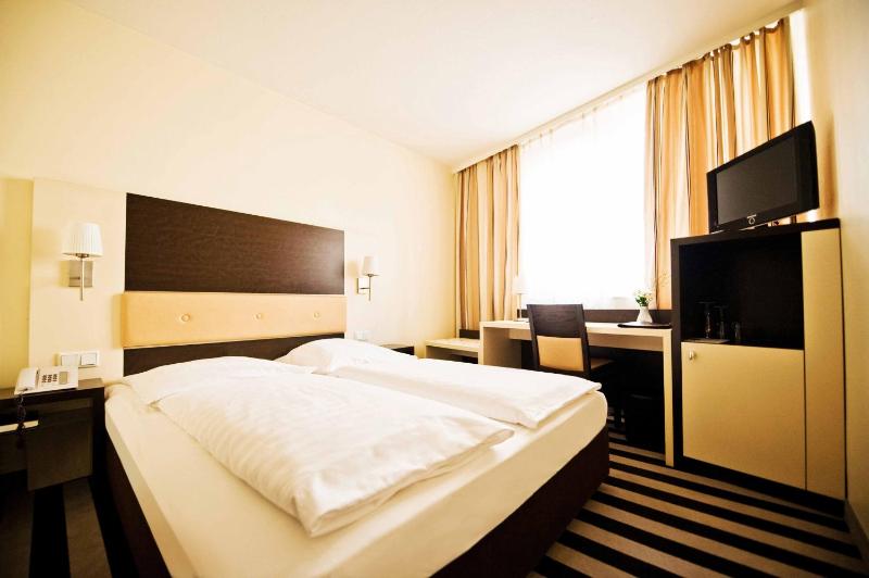 Small Double Room image 1