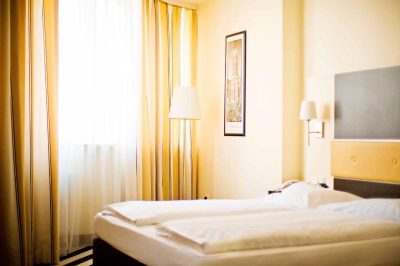 Double Room image 3