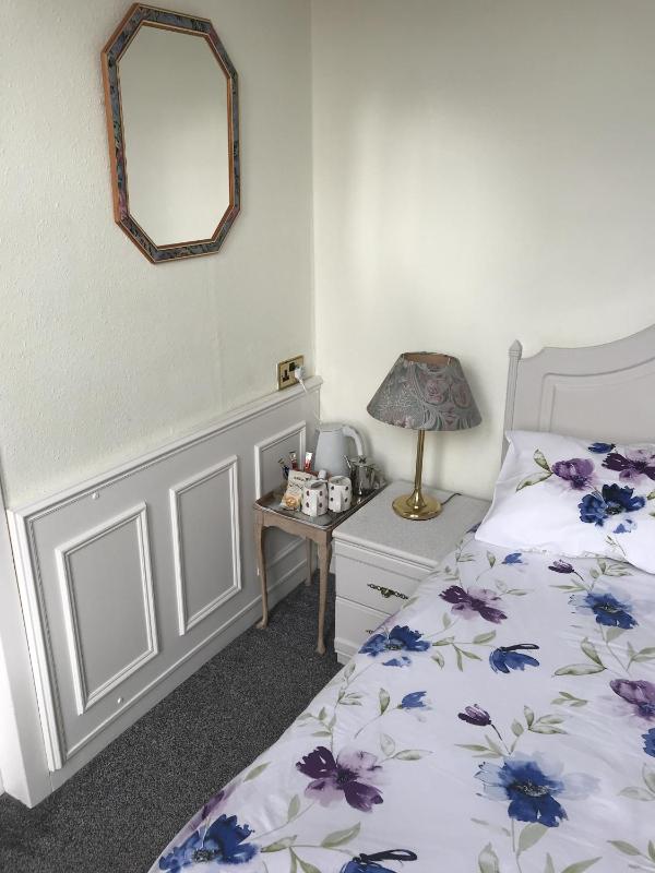 Double or Twin Suite with Ensuite Bathroom image 4