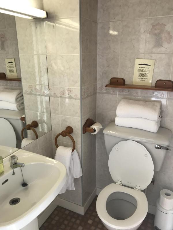 Double or Twin Suite with Ensuite Bathroom image 3
