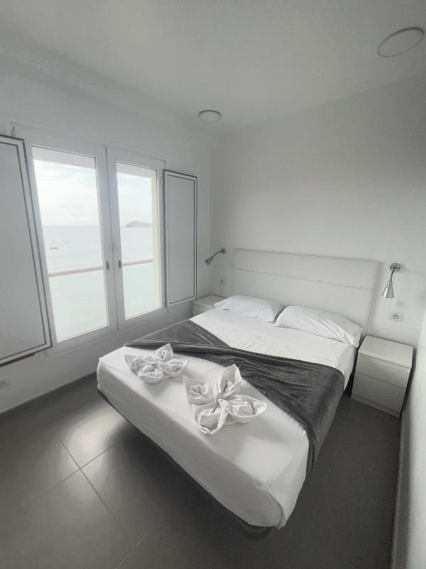 No. 5- Superior Two Bedroom Apartment with Sea View image 2