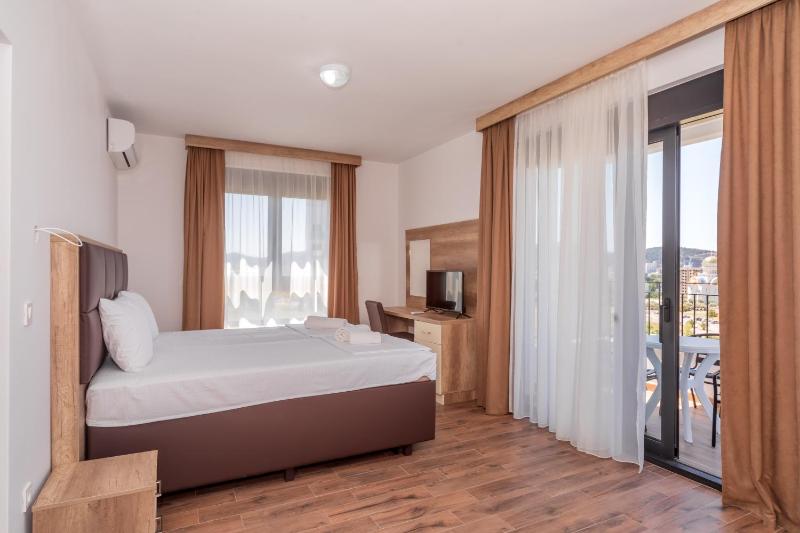 Deluxe King Suite image 2