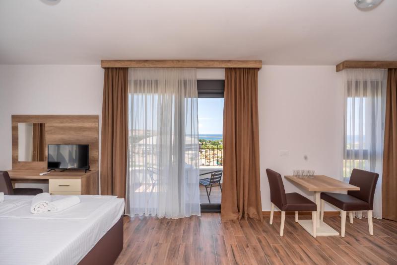 Deluxe King Suite image 3