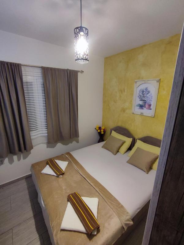 Studio with Shared Bathroom image 4