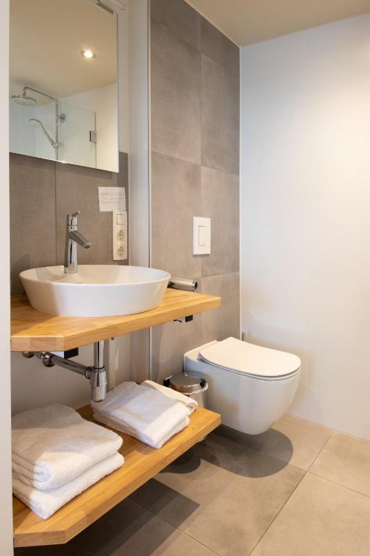 Standard Double Room image 3