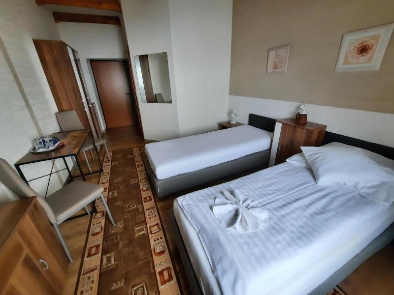 Standard Twin Room image 4