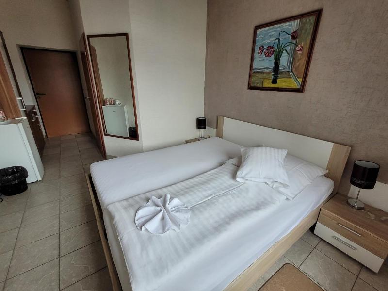 Standard Double Room image 3