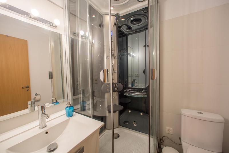 Three-Bedroom Apartment - Calle Recogidas 49 image 3