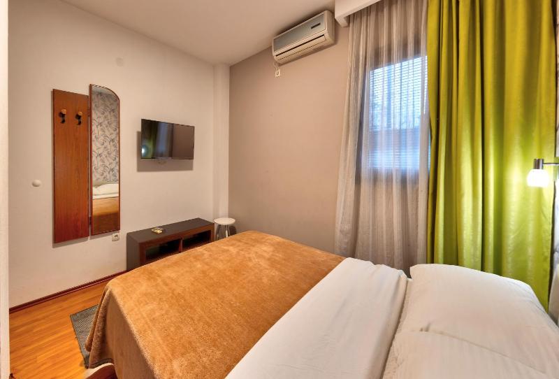 Double Room image 4