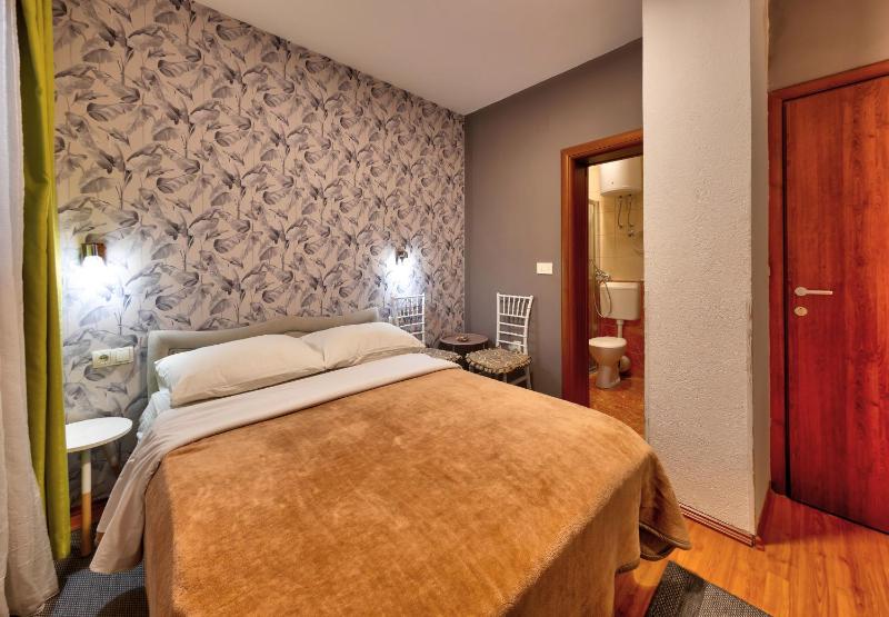 Double Room image 3