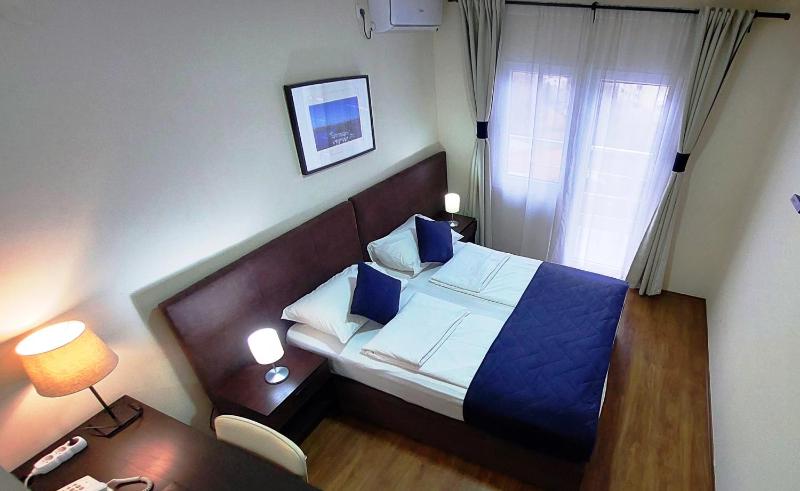 Double Room with Balcony image 3