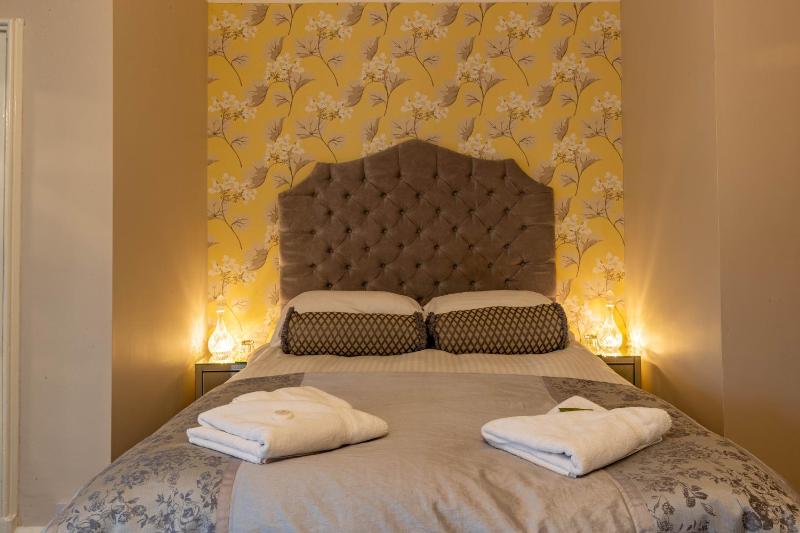 Holly Lodge Guest House with FREE off site health club - image 4