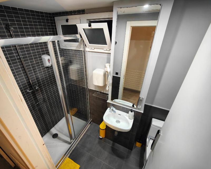 Bed in 4-Bed Mixed Dormitory Room image 3