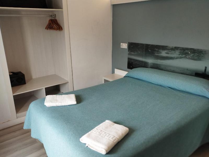 Twin Room image 4