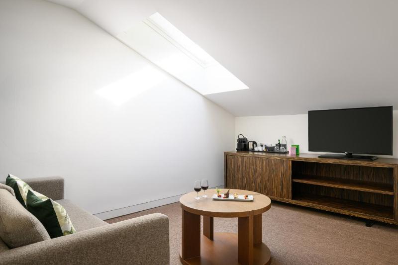 Deluxe Suite with Spa Bath image 2