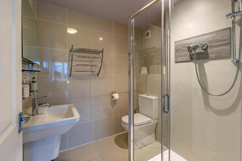 Holly Lodge Guest House with FREE off site health club - image 14
