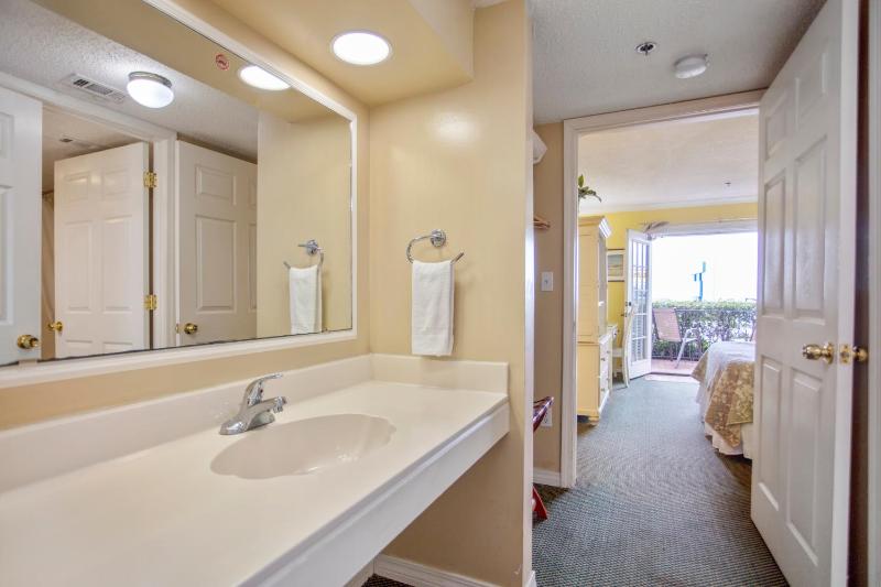 King Suite with Ocean View - Non Smoking image 4