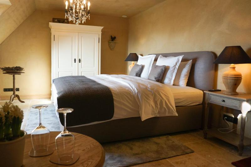 Deluxe King Room image 1