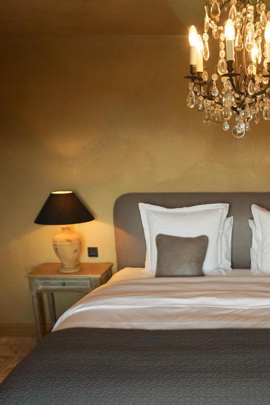 Deluxe King Room image 4