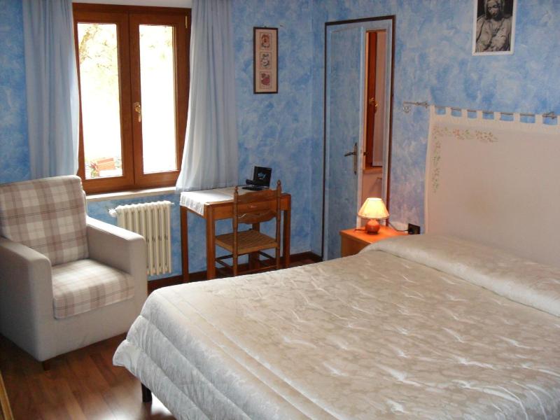 Double Room image 3