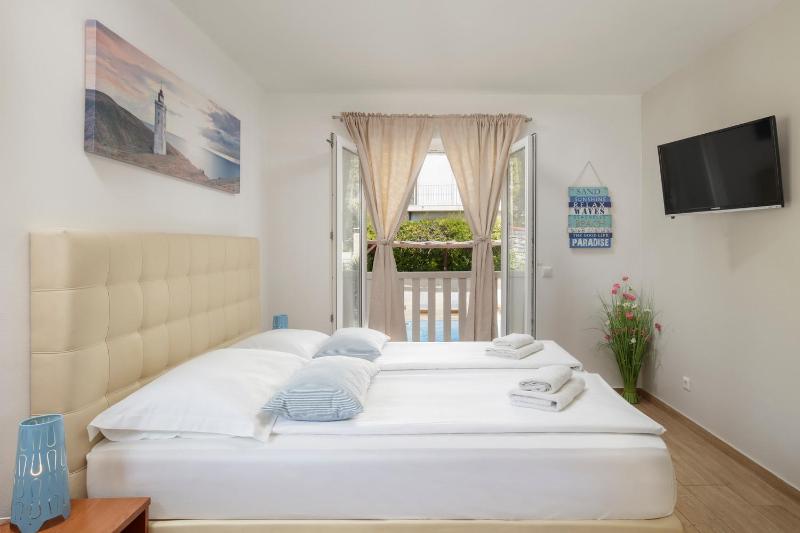 Comfort Studio with Terrace and Pool view image 3