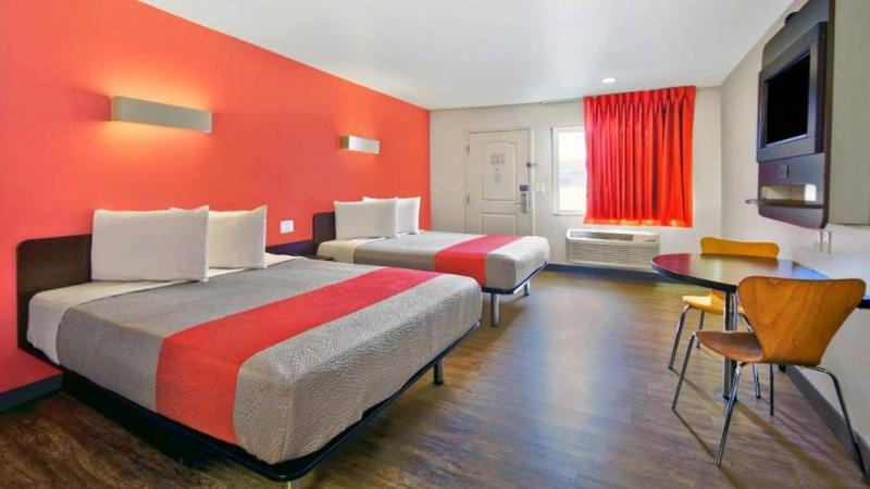 Queen Room with Two Queen Beds - Smoking image 3