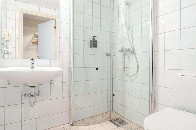 Standard Twin Room image 3