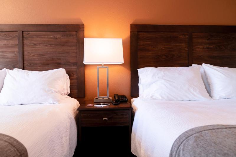 Queen Room with Two Queen Beds image 3