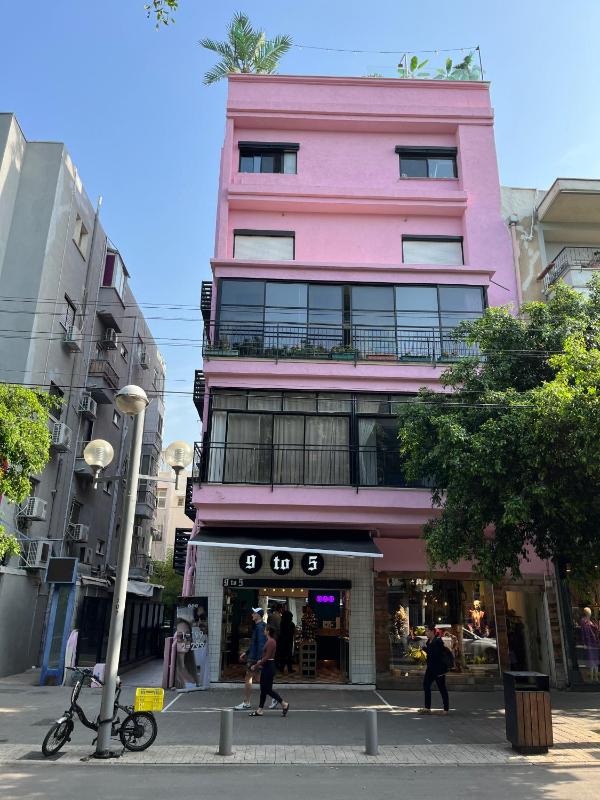 RENOVATED LARGE 3RM APARTMENT 5 MIN FROM THE BEACH - image 12