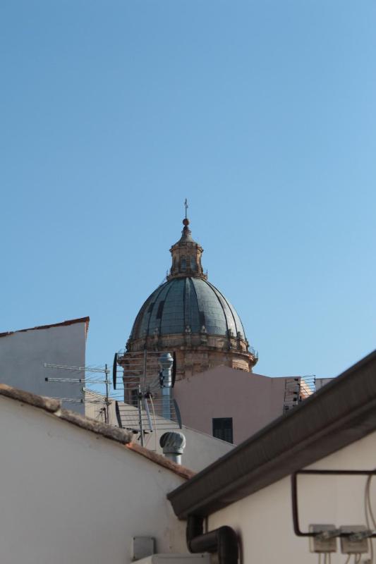 Double Room with Balcony image 2