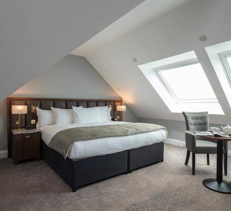 King Suite - Converts to Twin Beds image 2