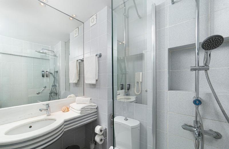 Standard Double or Twin Room with Sea View image 3