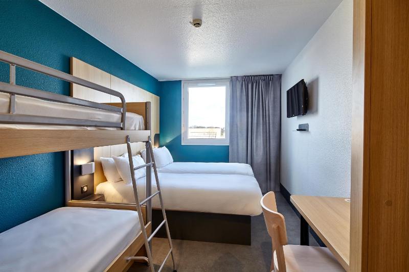 Standard Quadruple Room image 1