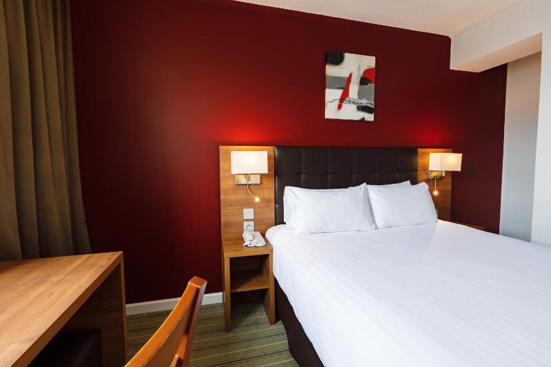 Standard Queen Room - Top Floor image 1
