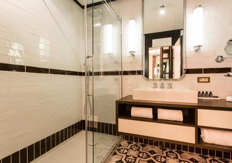 Deluxe Double or Twin Room image 1